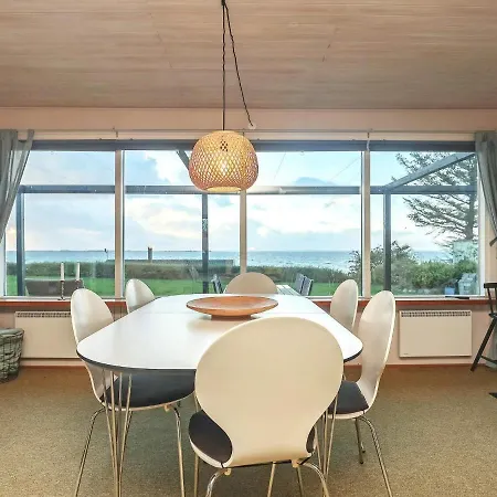 Beachfront Family Retreat Casa de Férias Næs
