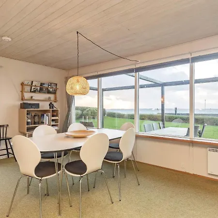 Beachfront Family Retreat Næs