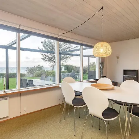 Semesterbostad Beachfront Family Retreat - By Traum *