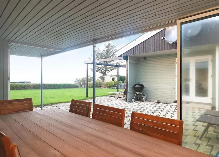 Beachfront Family Retreat - By Traum Nyaraló Næs