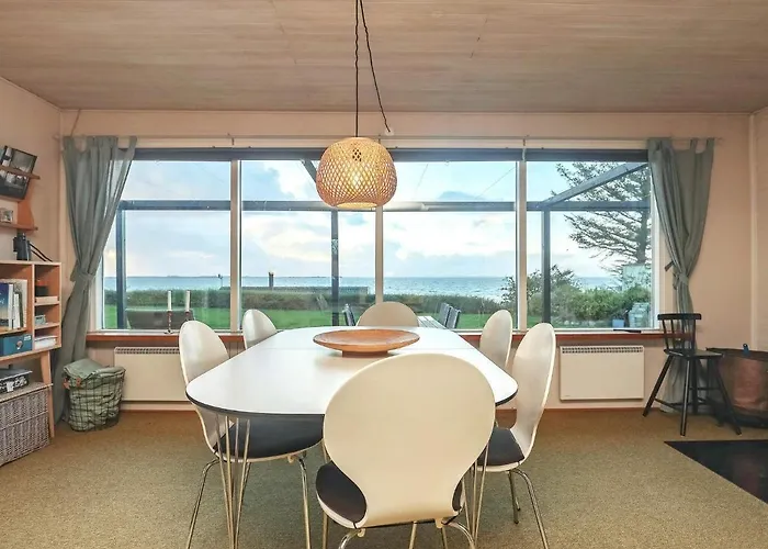 Beachfront Family Retreat - By Traum Nyaraló Næs