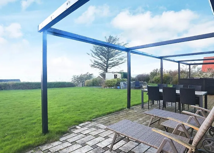 Beachfront Family Retreat - By Traum Nyaraló