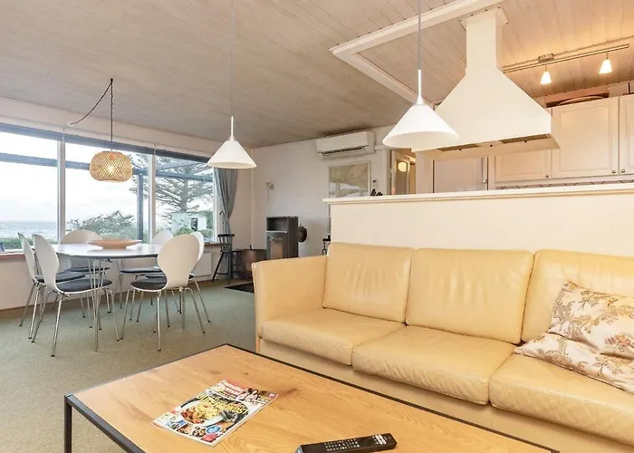 Beachfront Family Retreat - By Traum Nyaraló