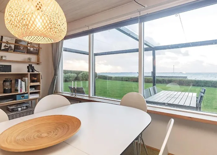 Beachfront Family Retreat - By Traum Nyaraló Næs